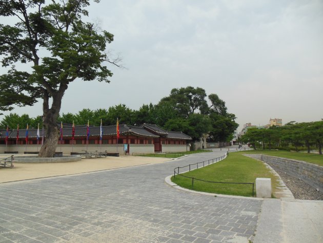 華城行宮前の歩道